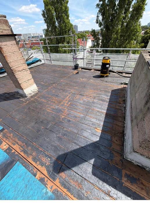 Freigelegte Holzschalung nach dem Abtrag der Bitumenlagen